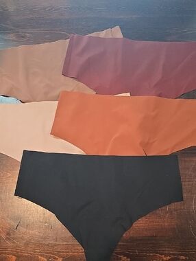 Lot of 5 No-Show Seamless Laser Cut Panties - Size Large
